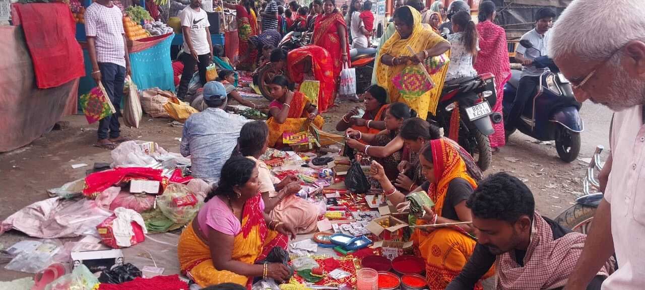 बट सावित्री पूजन को लेकर सुहागिन महिलाओं ने की खरीदारी, दिन भर रहा जाम
