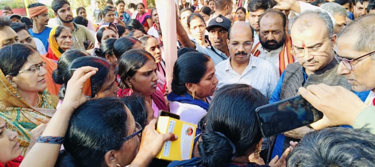 अपनी मांगों को लेकर आशा ने स्वास्थ्य मंत्री का किया घेराव