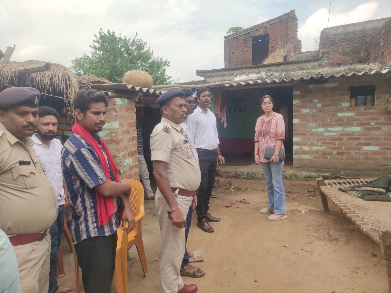 धारदार हथियार से सिर व गले पर वार कर महिला की हत्या