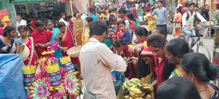 वट सावित्री पूजा को लेकर बाजार में खरीदारी को ले महिलाओं की उमड़ी भीड़