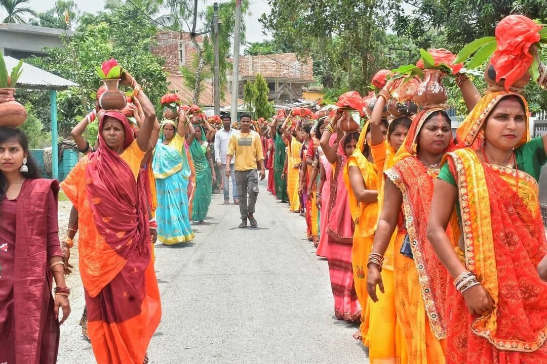 राधा-कृष्ण मंदिर में प्रतिमा स्थापना को ले निकाली कलश यात्रा