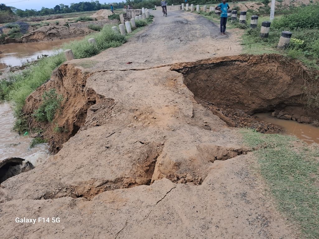 गिधोड़ा से शौगनी जाने वाली सड़क पर पुलिया धंसने से यातायात हुआ बाधित