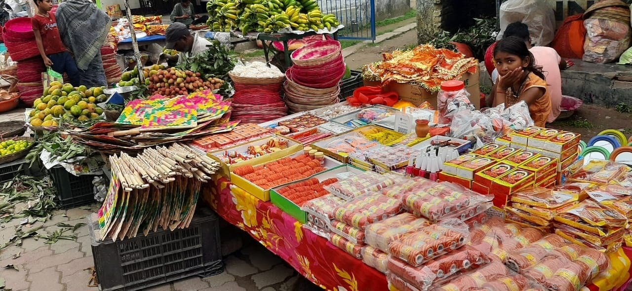 सुहागिनों का वट सावित्री पूजा आज, महिलाओं ने जमकर की खरीदारी