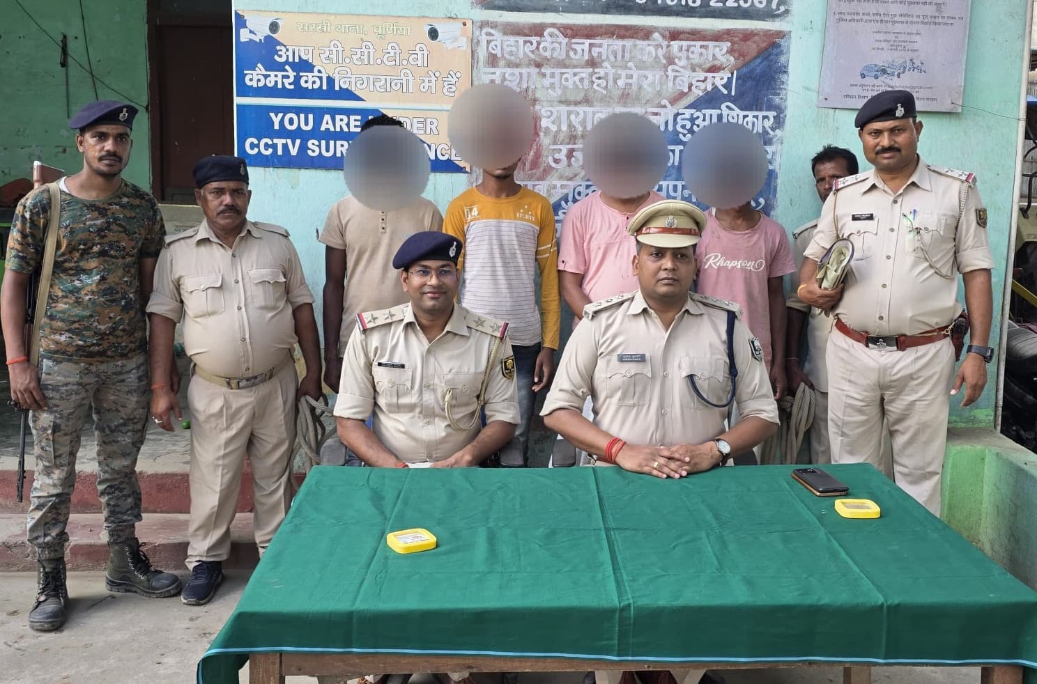 178 लीटर शराब के साथ मधेपुरा जिला के चार तस्कर  गिरफ्तार, दो कार व चार मोबाइल जब्त