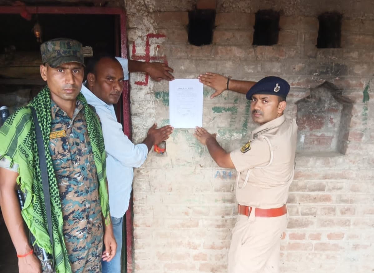 दो आरोपितों के घर पुलिस ने चिपकाये इश्तेहार