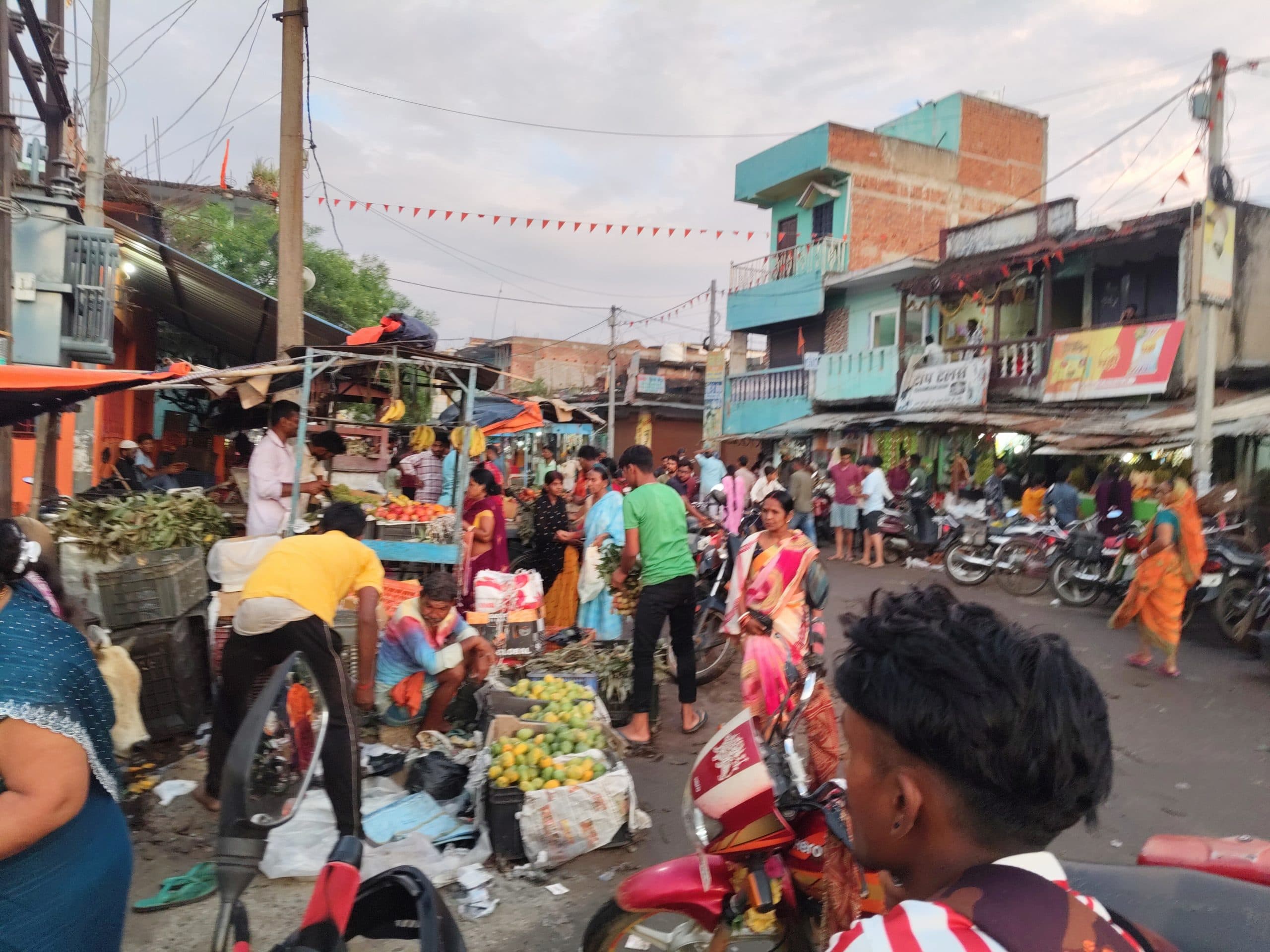 वट सावित्री आज, खरीदारी के लिए बाजार में चहल-पहल