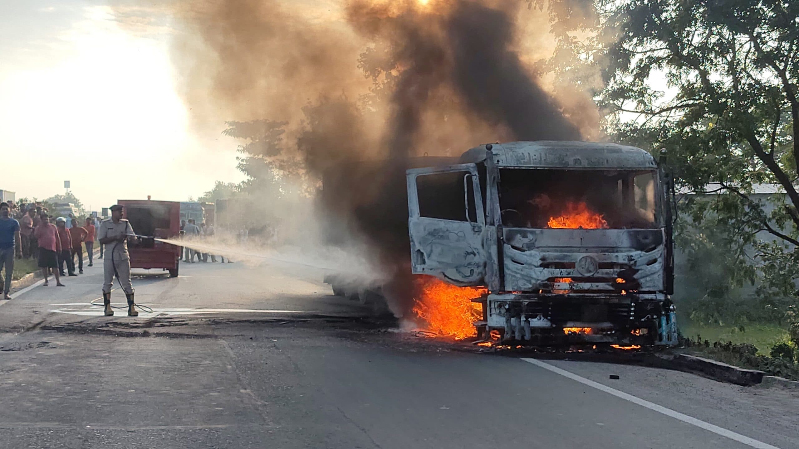 गिट्टी लदा ट्रक में लगी आग, चालक झुलसा