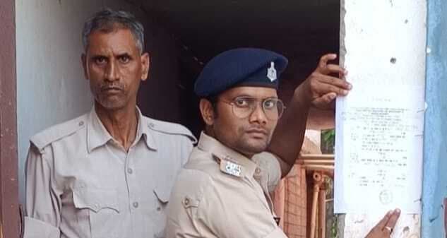 शंभुगंज पुलिस ने जमुई जिले के पारो गांव में फरार आरोपित के घर चिपकाया इस्तेहार