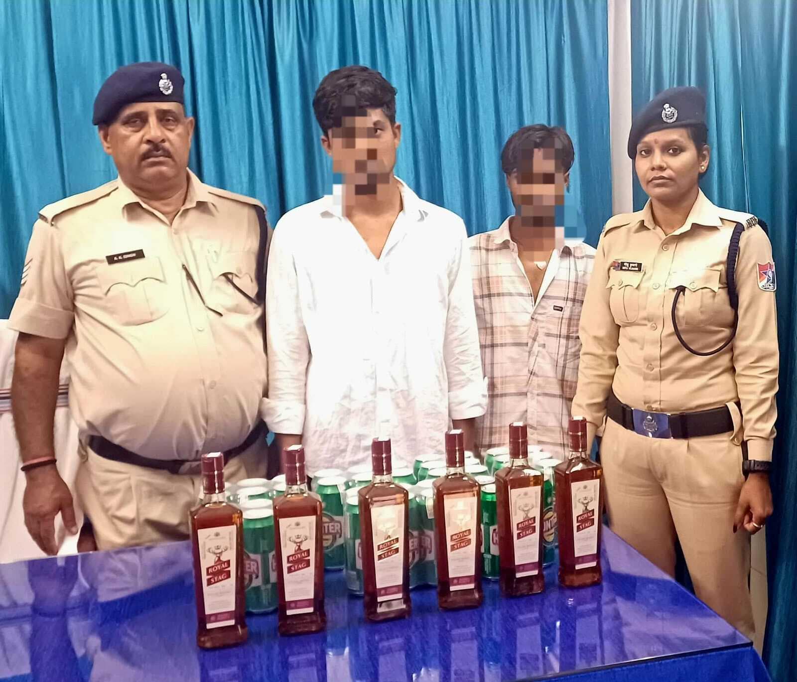 विदेशी शराब व केन बियर के साथ नवादा के दो युवक गिरफ्तार