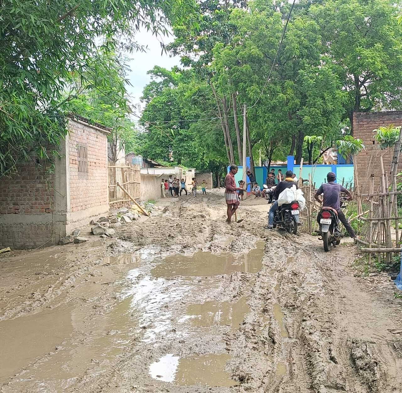 कीचड़ से सनी सड़क वाहन चालकों को की ले रही परीक्षा