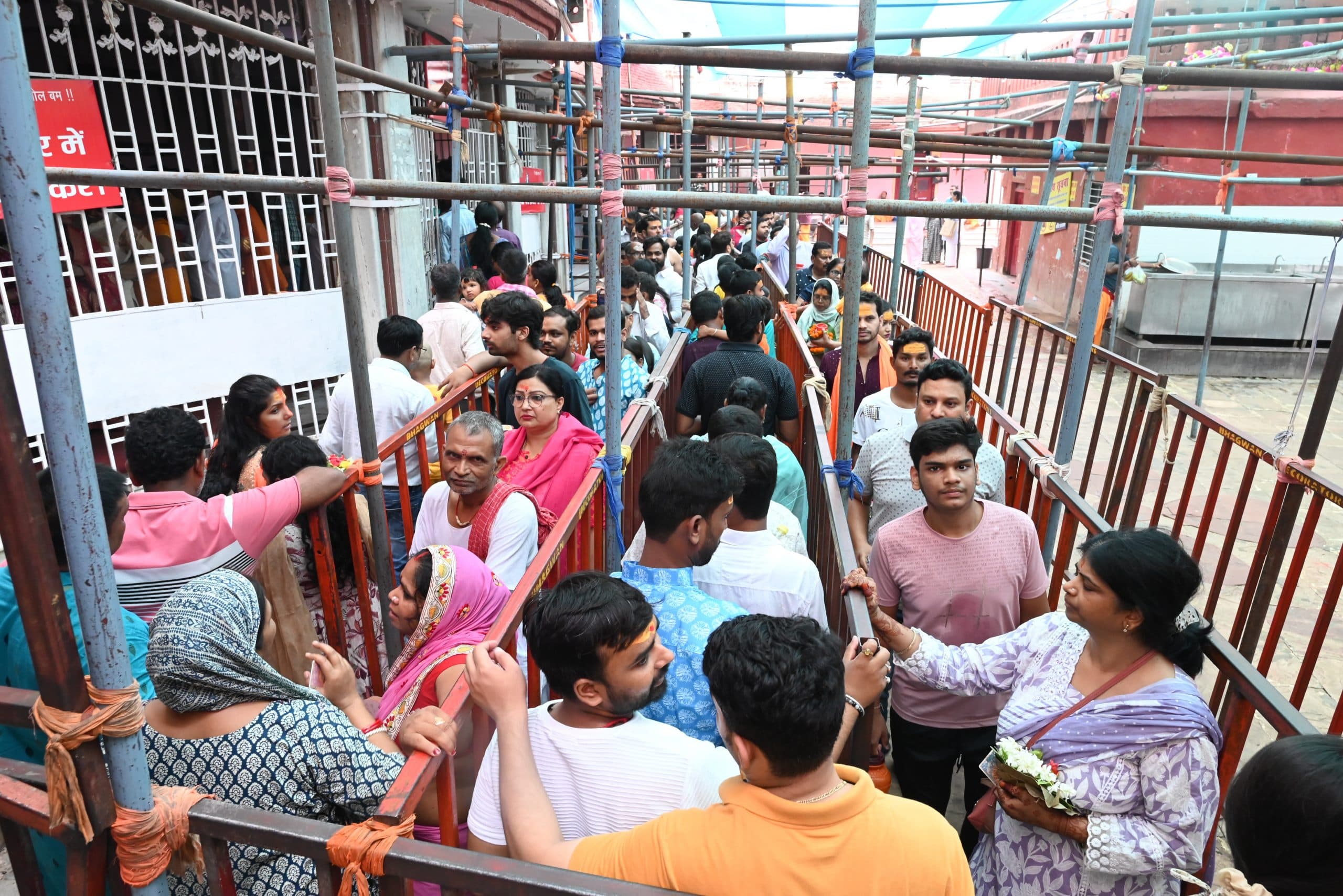 Deoghar News : बाबा मंदिर में उमड़ा आस्था का सैलाब, 80 हजार भक्तों ने किया जलार्पण