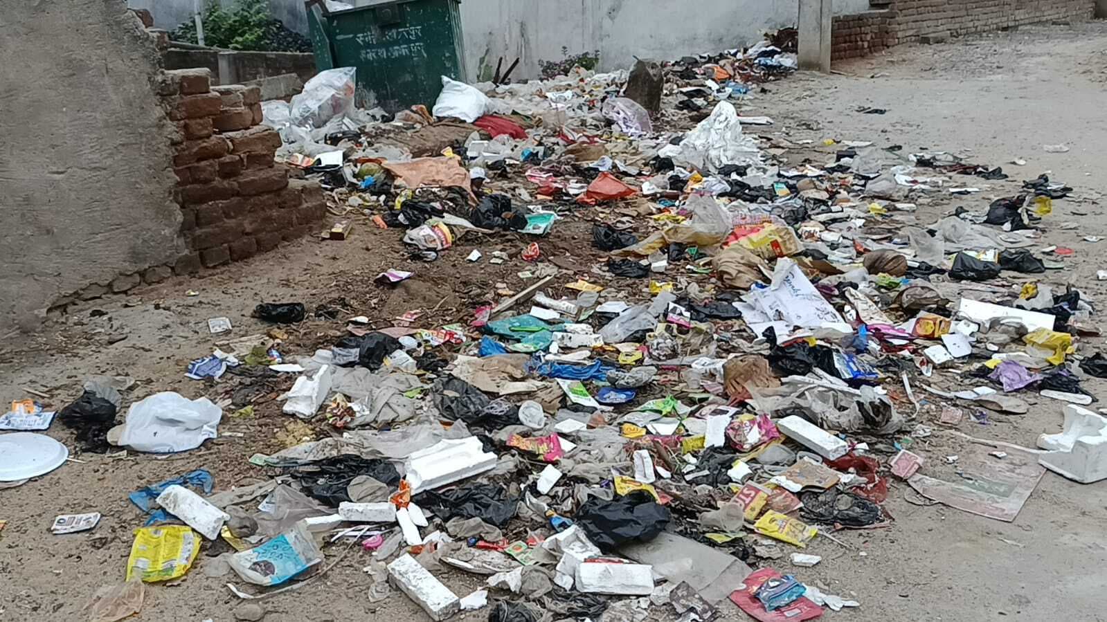 अमरपुर शहर समेत मुहल्लों में कचरे का अंबार, 12 दिनों से सफाई कार्य बाधित