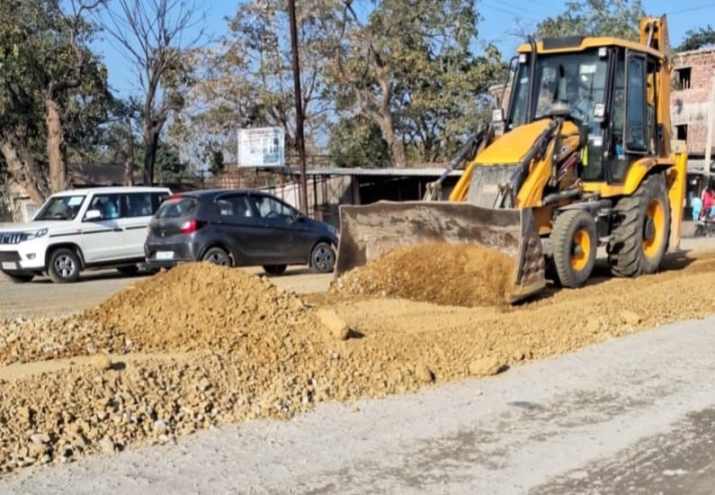 सड़क चौड़ीकरण कार्य में अनियमितता की शिकायत