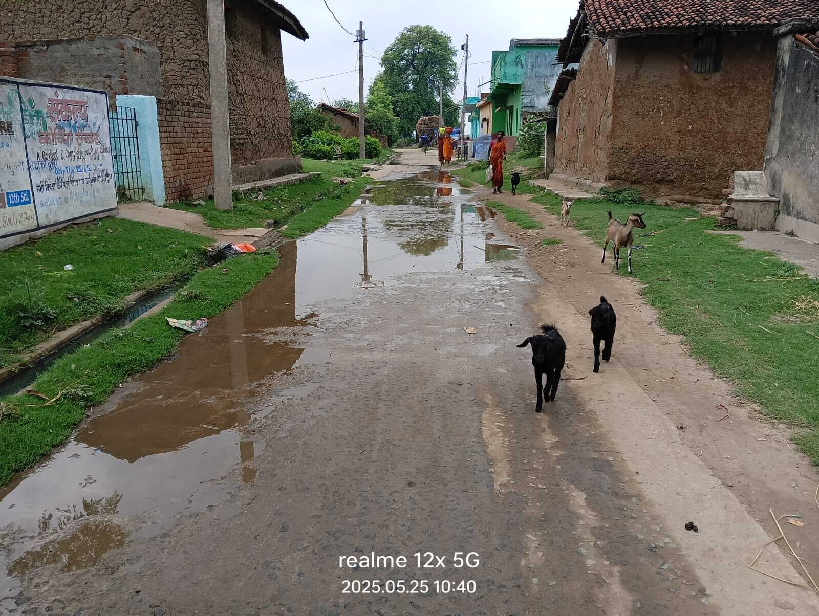 करौं में रोड पर बह रहा नाले का गंदा पानी