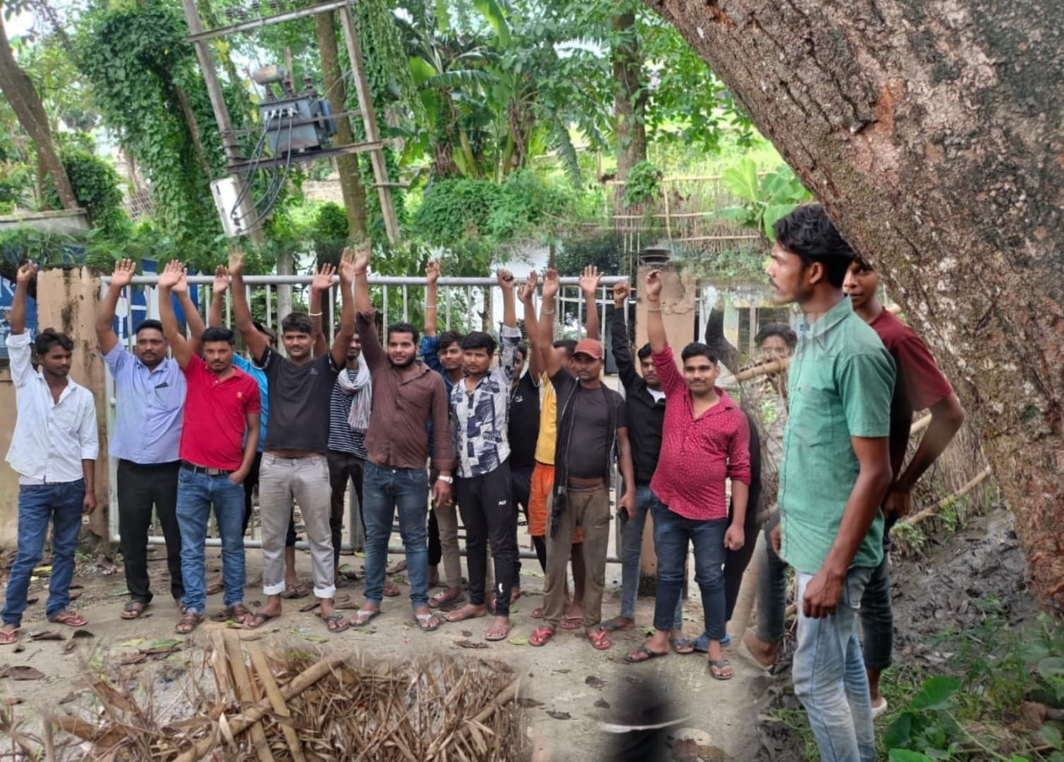 टांसफार्मर खराब, लोगों ने किया प्रदर्शन