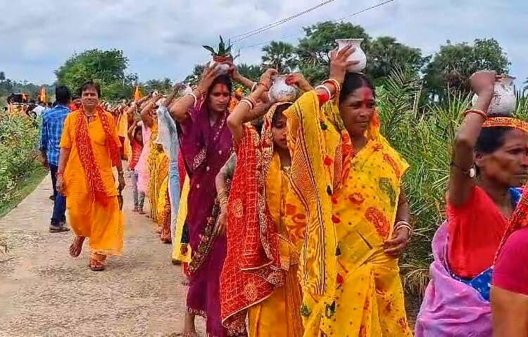 चिलकारा बंगाली टोला में निकली कलश शोभा यात्रा