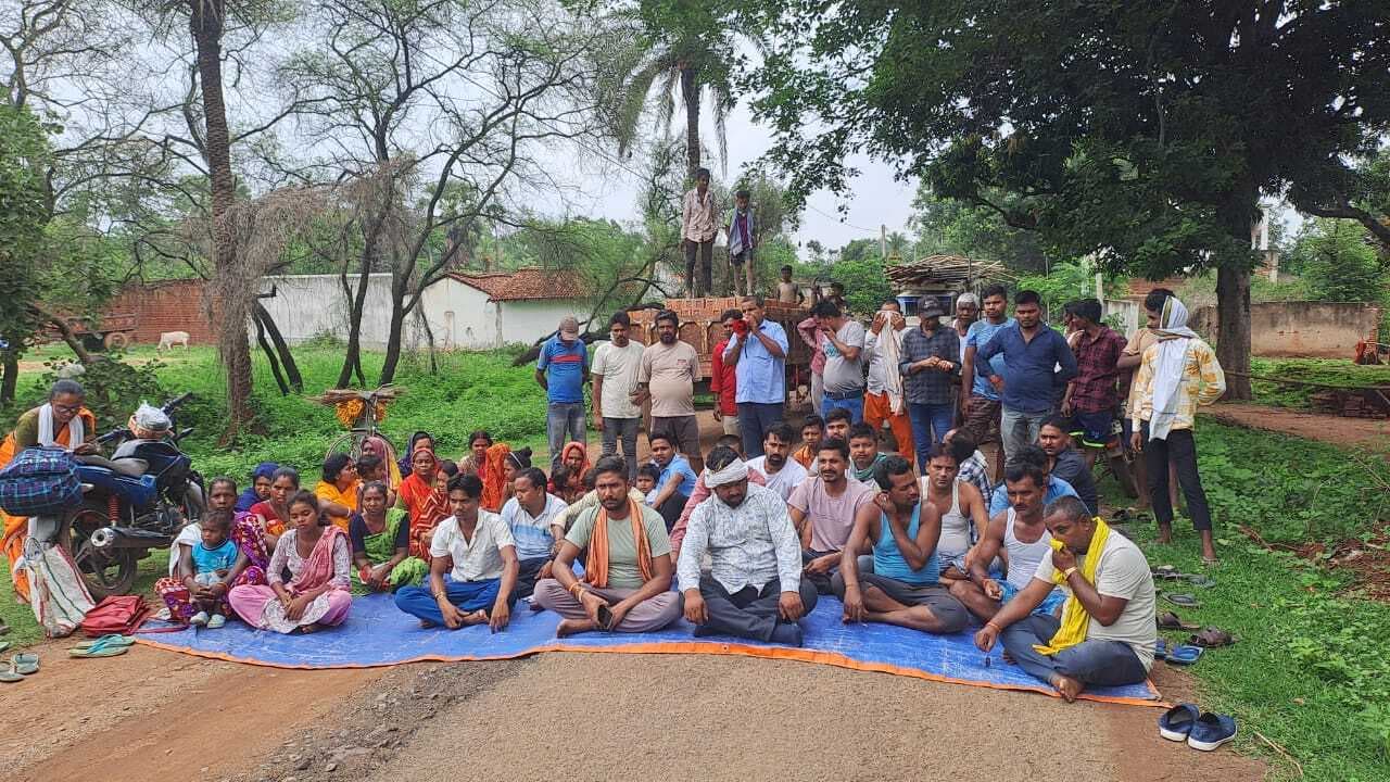 सड़क का कार्य पूरा करने की मांग को लेकर ग्रामीणों का किया प्रदर्शन