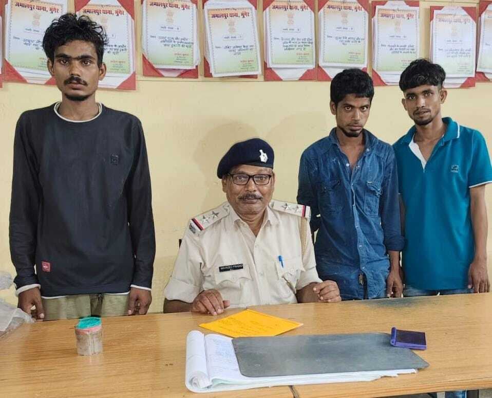 24. बच्चे के गले से लॉकेट छीनकर भाग रहे तीन आरोपियों को लोगों ने किया पुलिस के हवाले