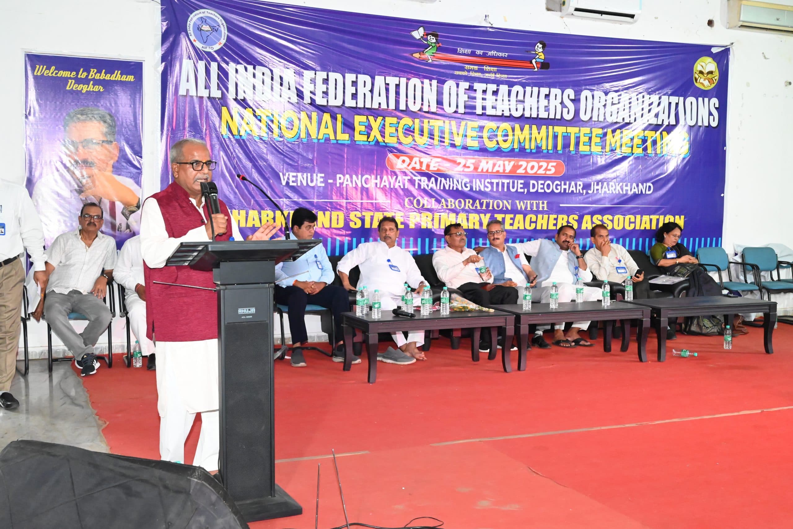 Deoghar News : एक देश, एक पाठ्यक्रम व समान वेतन की मांग गूंजी, शिक्षकों ने उठायी आवाज