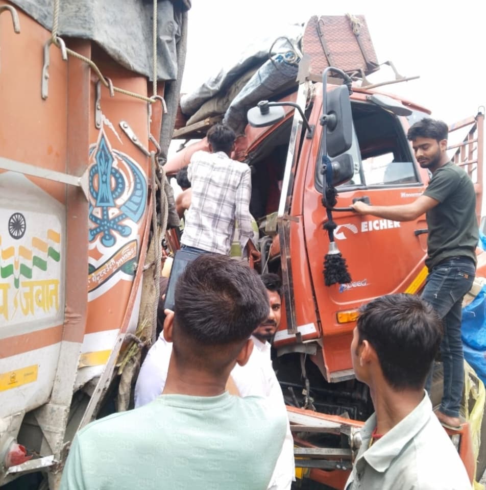 Aurangabad News : बारुण में दो ट्रकों में भीषण टक्कर, स्टेयरिंग के नीचे दबने से चालक ने तोड़ा दम