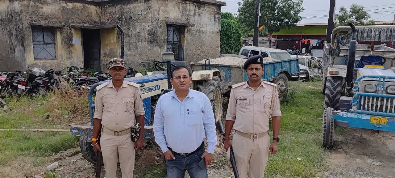 Madhubani News : उजला बालू को परिवहन करते दो ट्रैक्टर को खनन विभाग ने की जब्त
