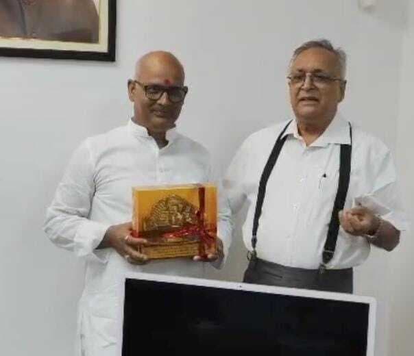 Madhubani News : मेदिनी ज्योतिष विशेषज्ञ पं. शंभु नाथ झा को किया सम्मानित