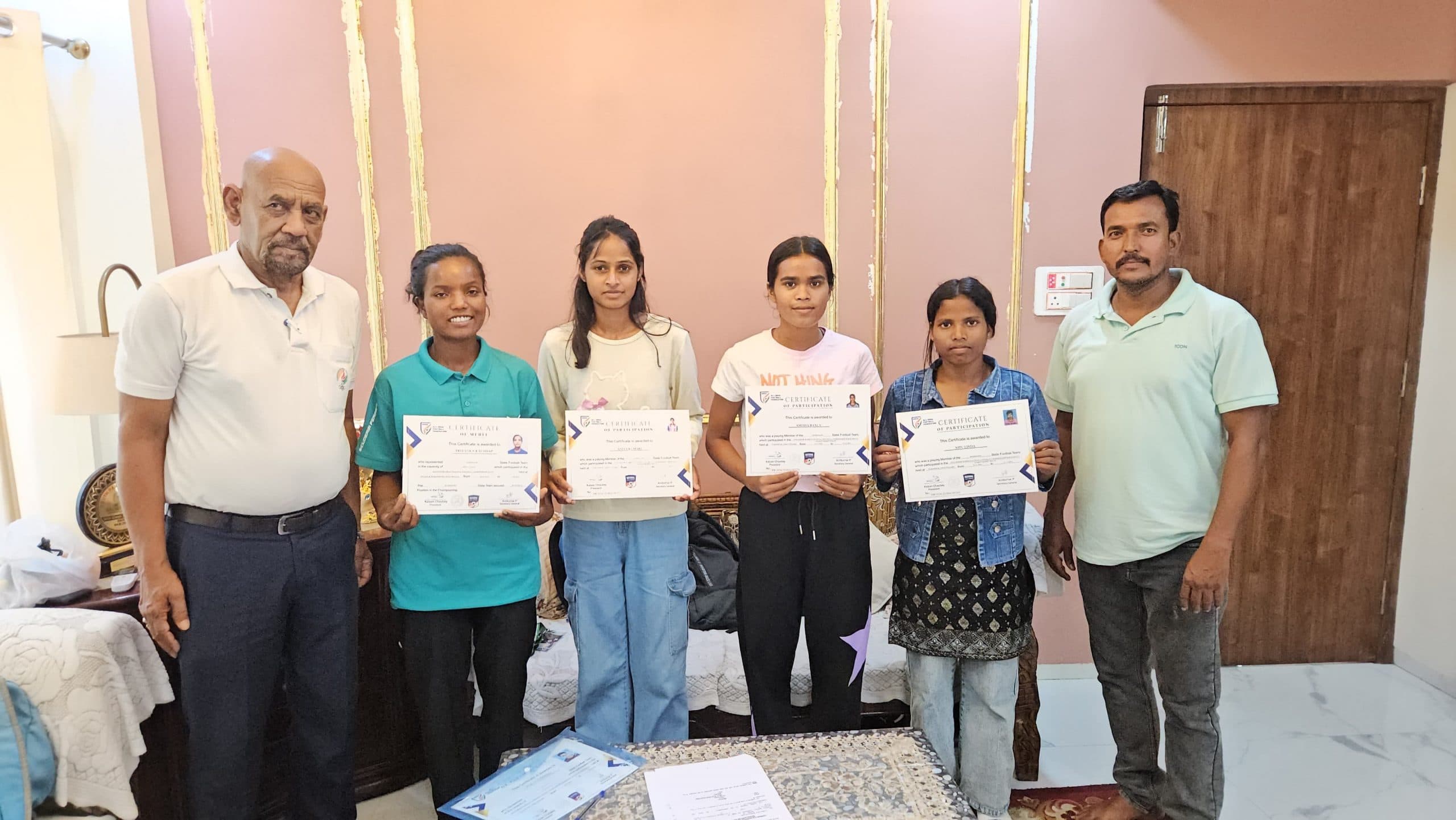 Giridih News: झारखंड का नाम रोशन करनेवाली तीन बेटियों को सम्मानित किया गया