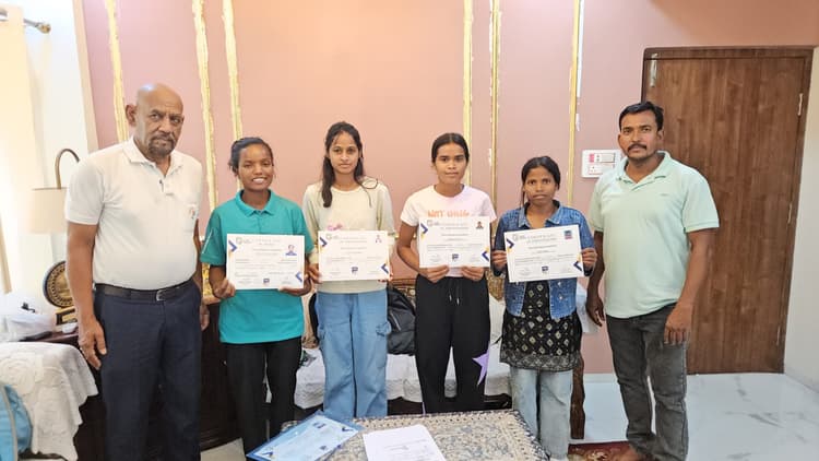 Giridih News: झारखंड का नाम रोशन करनेवाली तीन बेटियों को सम्मानित किया गया