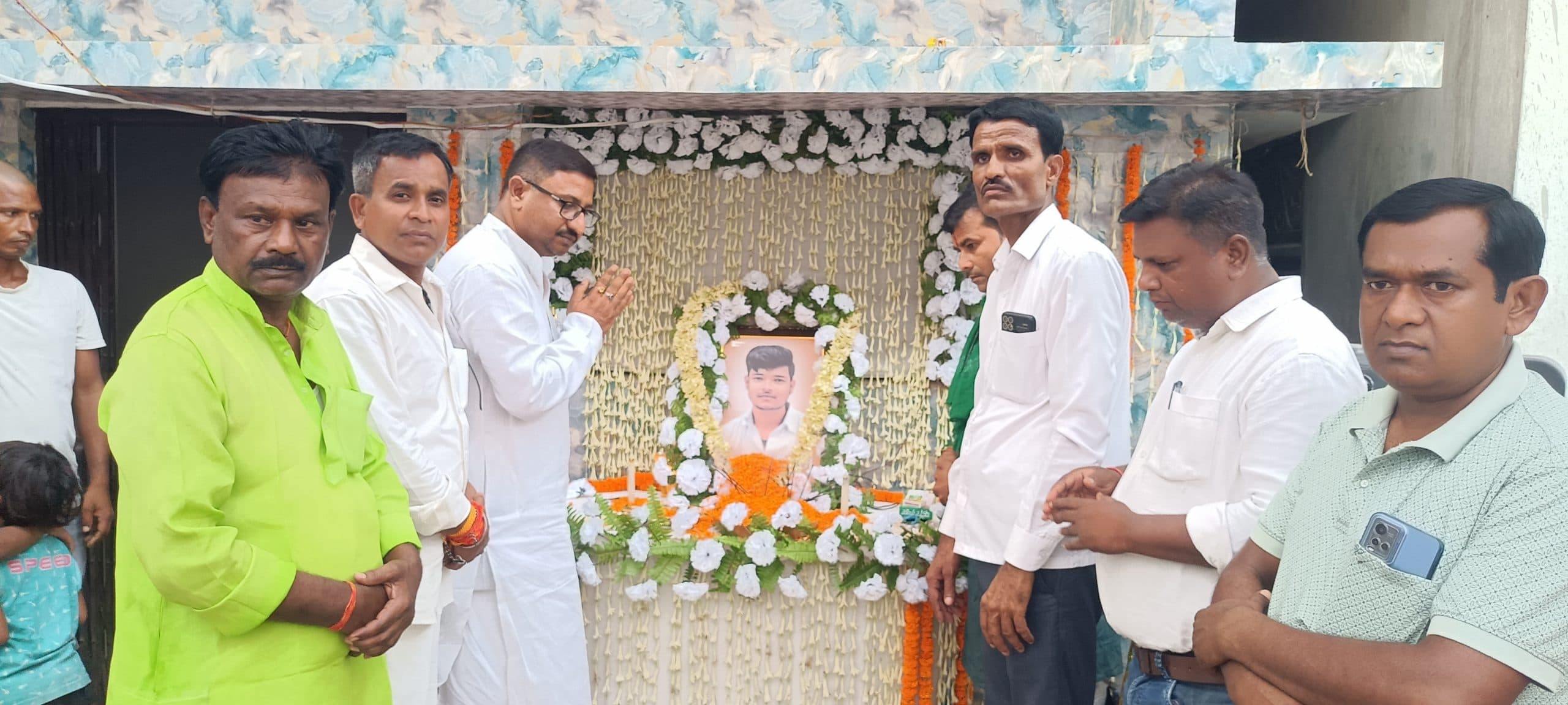 अरैया गांव में दिवंगत को दी गयी श्रद्धांजलि