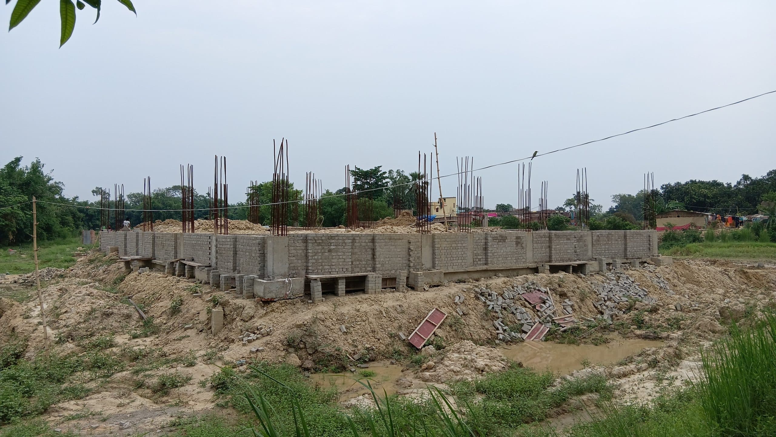 Madhubani News : पंचायत सरकार भवन निर्माण स्थल पर चार माह बाद भी नहीं लगाया गया योजना बोर्ड