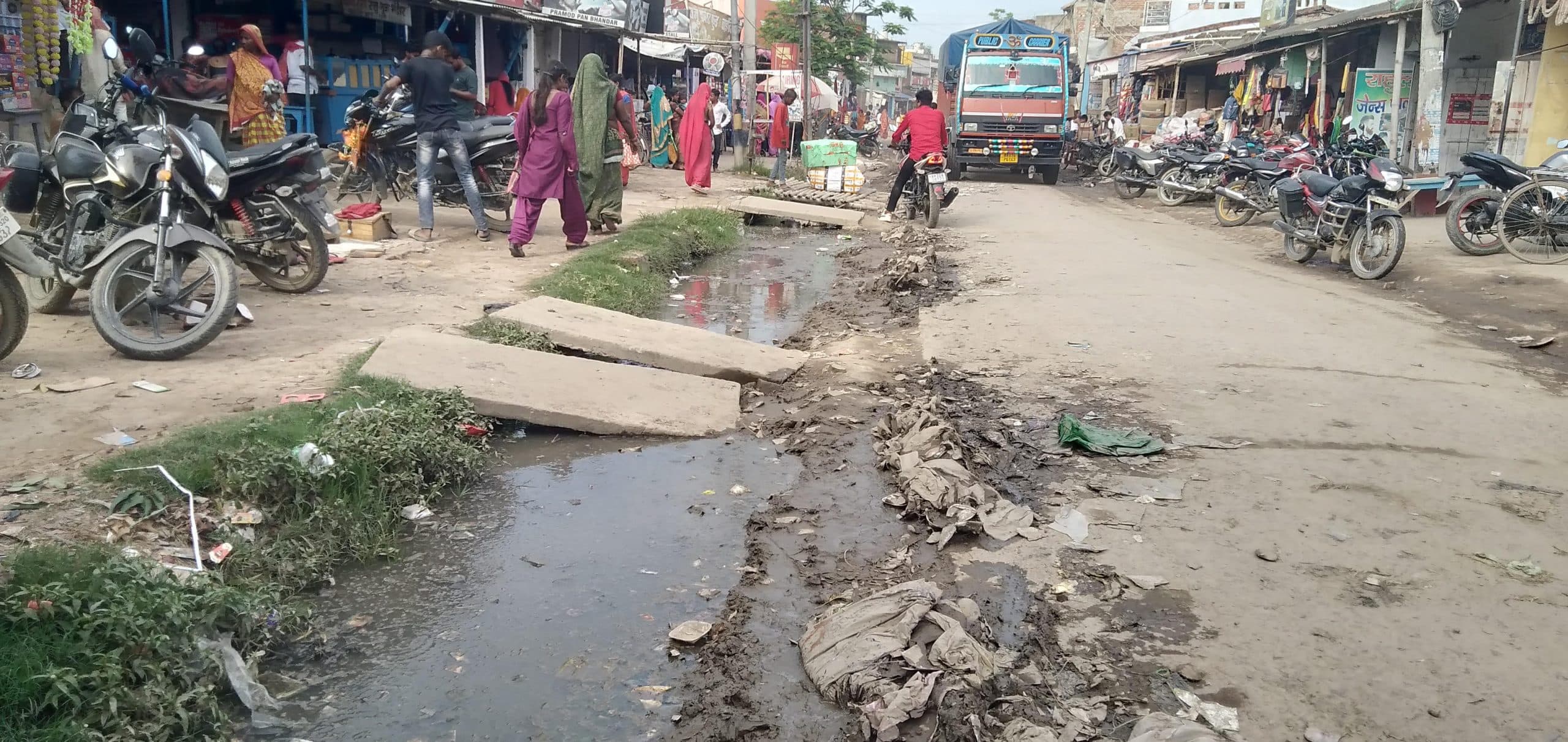 Madhubani News : नाले की सफाई नहीं होने से बाजार में सड़क पर रहता है जलजमाव