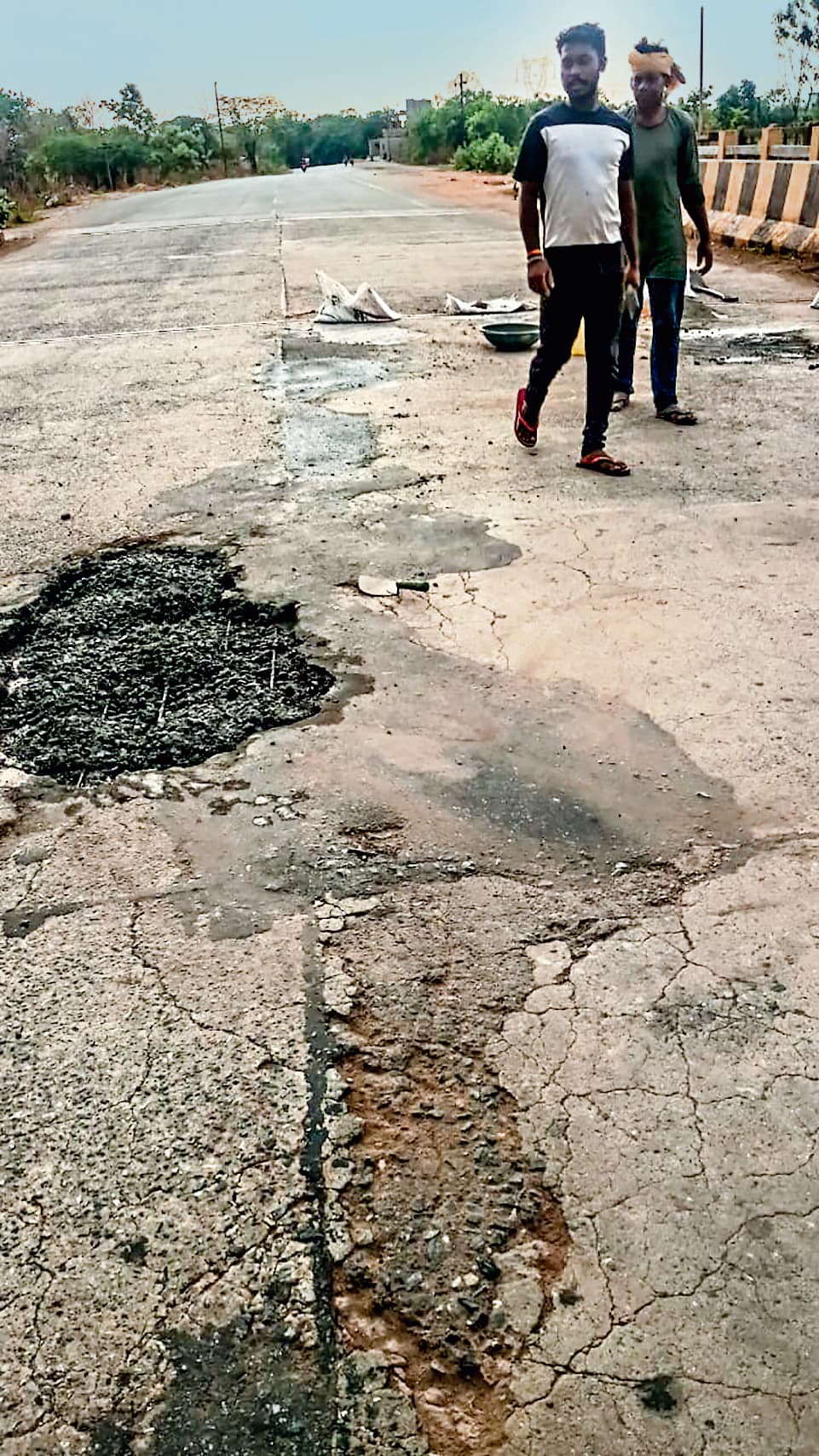 Jharsuguda News: दो साल पहले बने तेलन नदी ब्रिज पर हर तीन-चार माह में उभर आते हैं गड्ढे, स्थायी समाधान की मांग