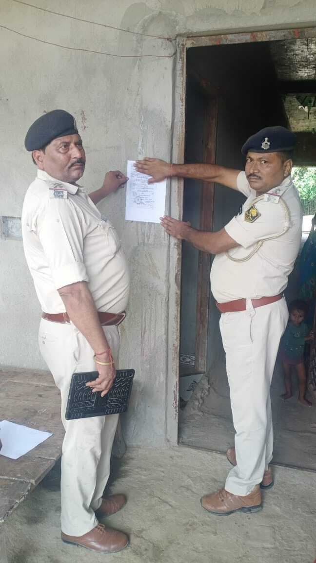Madhubani News : पुलिस ने आरोपित के घर पर चिपकाया इश्तेहार