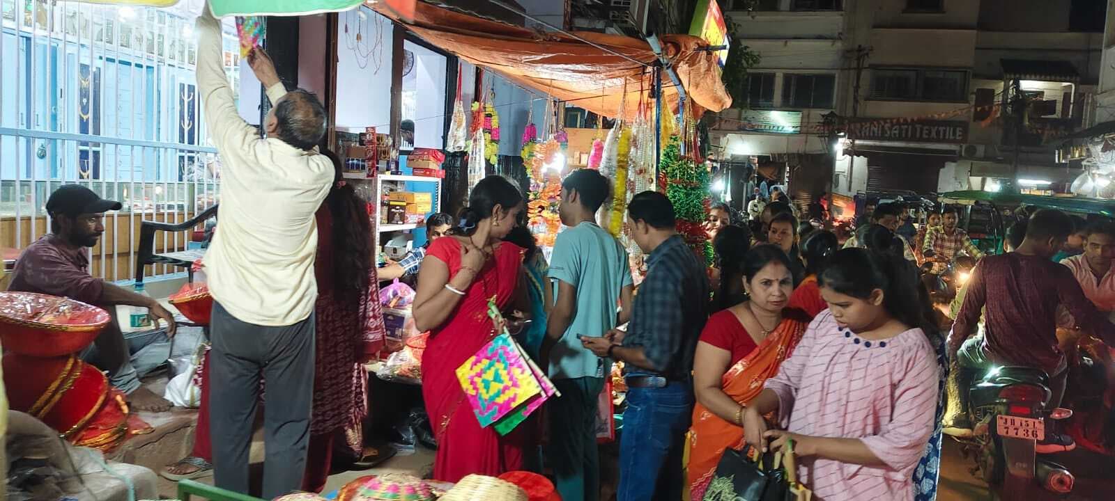 वट सावित्री की पूजा आज,  खरीदारी के लिए उमड़ी महिलाएं