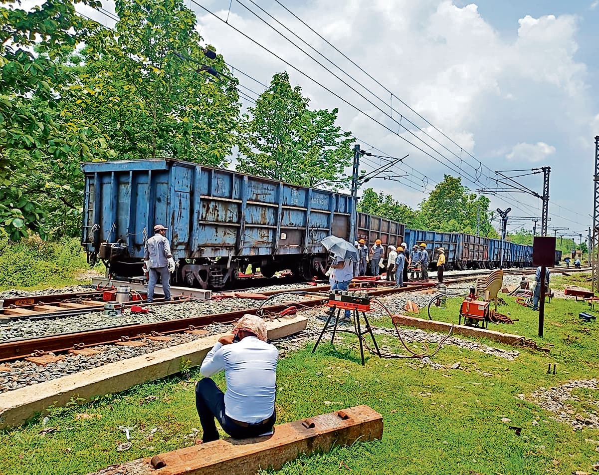 Rourkela News: बंडामुंडा में मालगाड़ी के तीन डिब्बे हुए बेपटरी, कोई हताहत नहीं