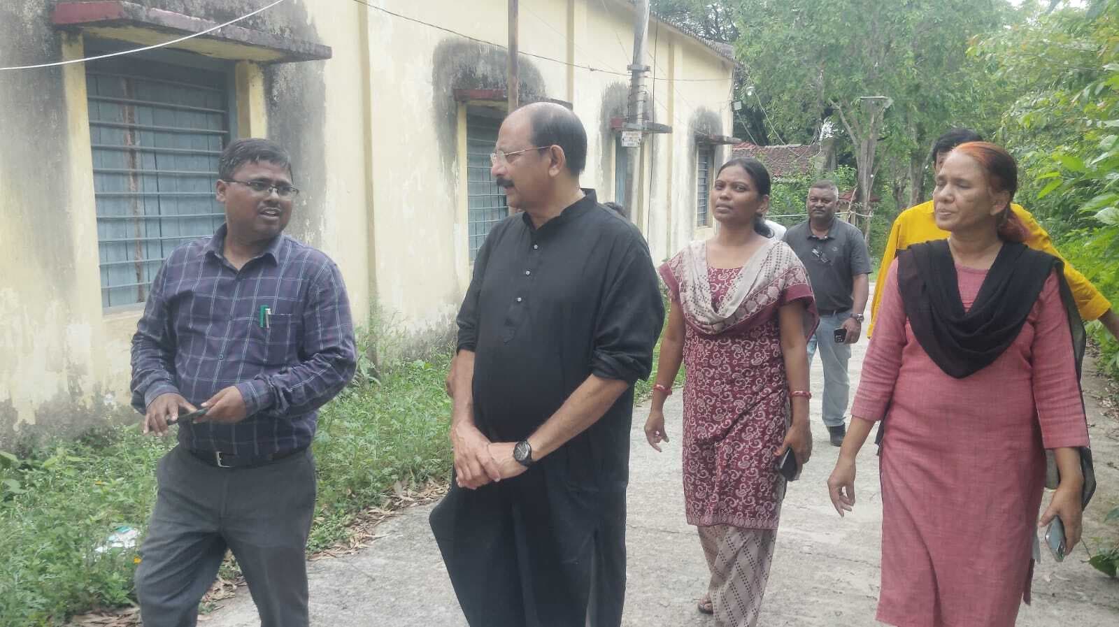 Chaibasa News : उप निदेशक ने चाईबासा तसर केंद्र परिसर का किया निरीक्षण