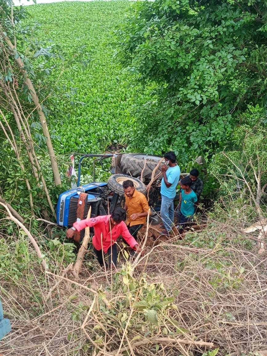 Seraikela News : घर क्षतिग्रस्त कर भाग रहा बालू लदा ट्रैक्टर पुल से गिरा