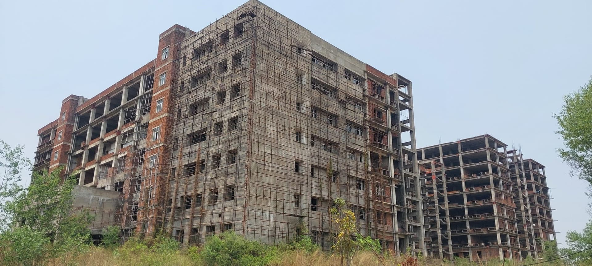 Seraikela News : 500 बेड का अस्पताल बना इंतजार की इमारत, 2014 में पूरा होना था, अब भी अधूरा