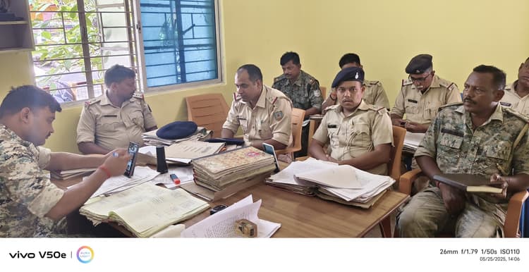 Giridih News: चार साल से लंबित कांडों के त्वरित निष्पादन का एसपी ने दिया निर्देश