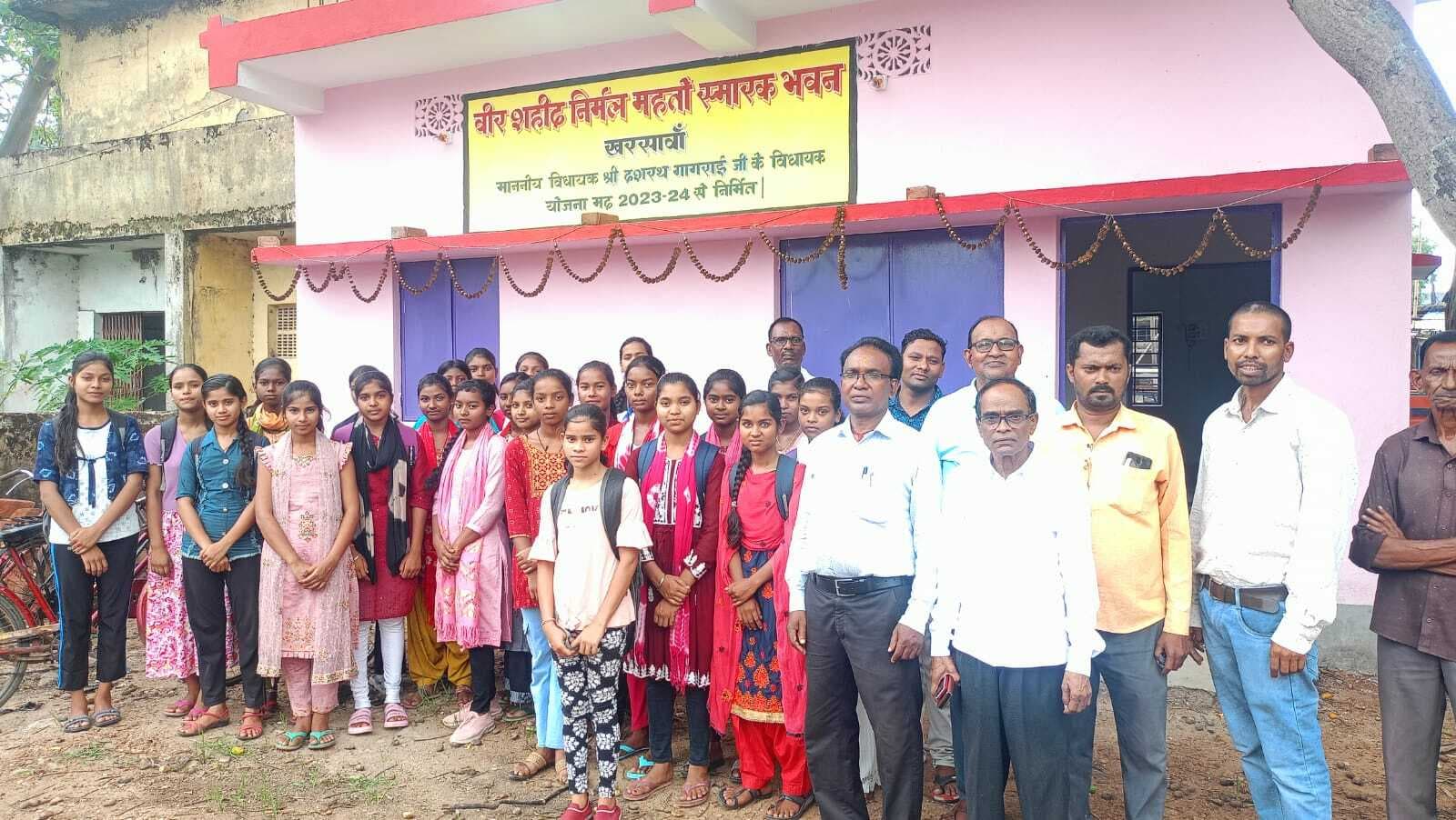 Seraikela Kharsawan News : शहीद निर्मल महतो स्मारक भवन में कुड़माली भाषा की निःशुल्क कक्षाएं आयोजित