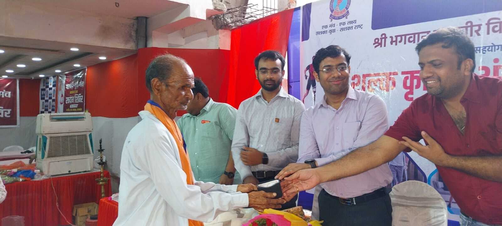 Seraikela News : कृत्रिम अंग प्रत्यारोपण शिविर का समापन, 97 दिव्यांगों में बंटे उपकरण