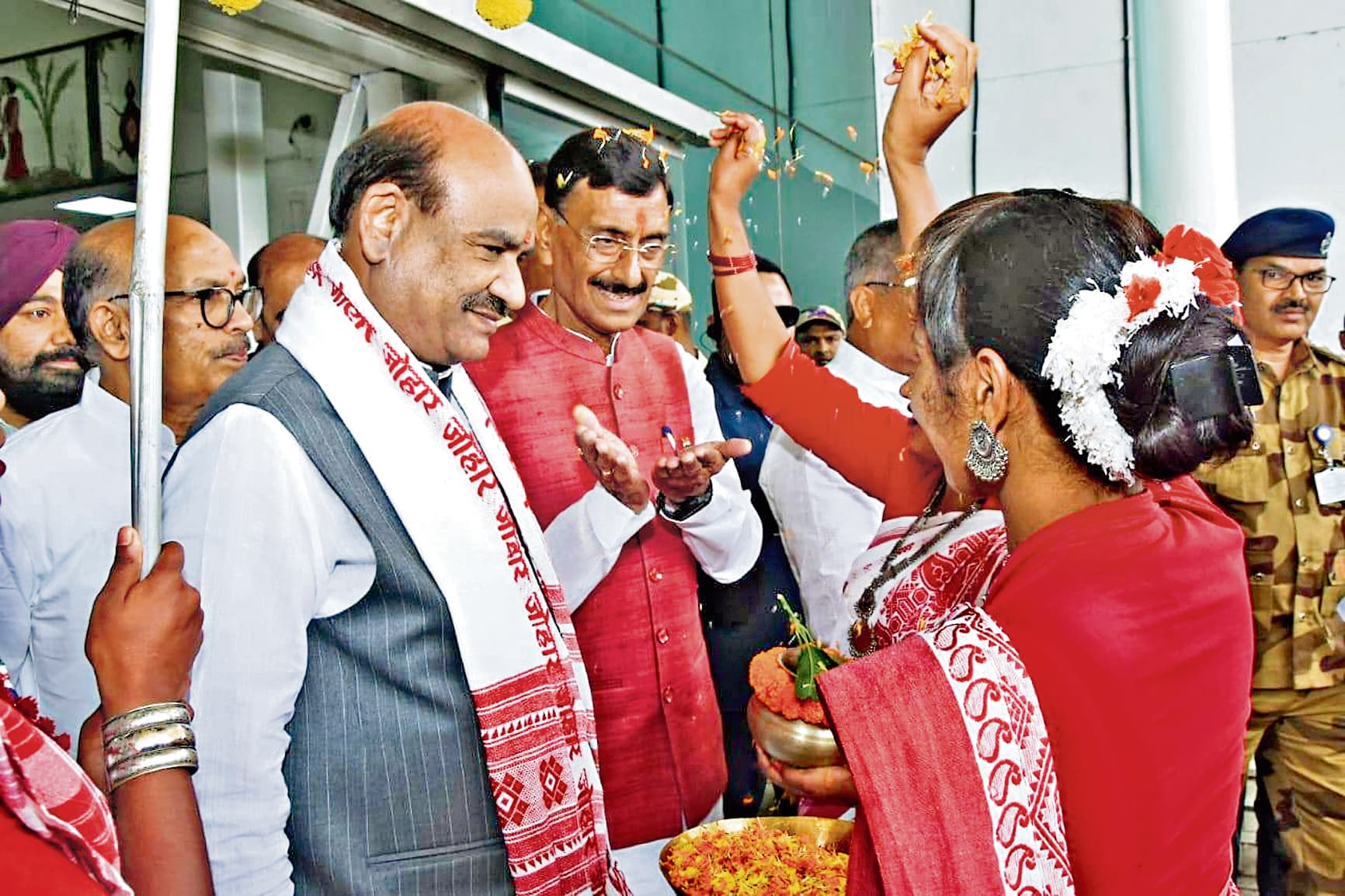 Ranchi news : लोकसभा अध्यक्ष ओम बिरला का एयरपोर्ट पर किया गया स्वागत
