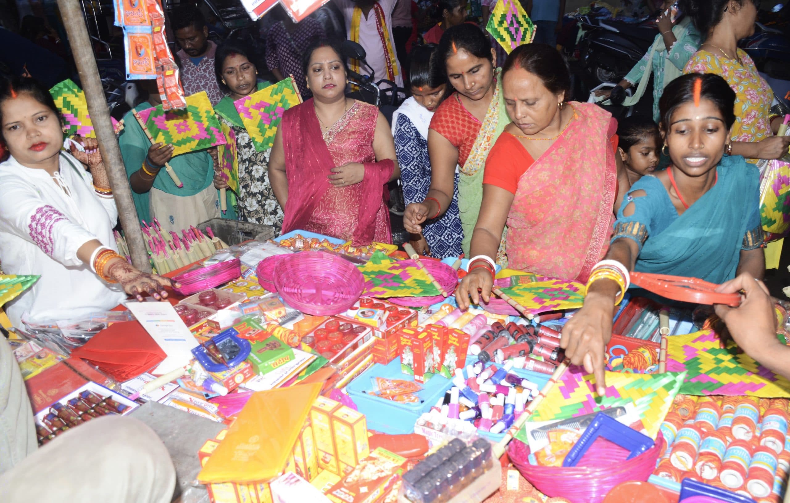 Dhanbad News: वट सावित्री पूजा आज, अखंड सुहाग के लिए सुहागिनें करेंगी अर्चना