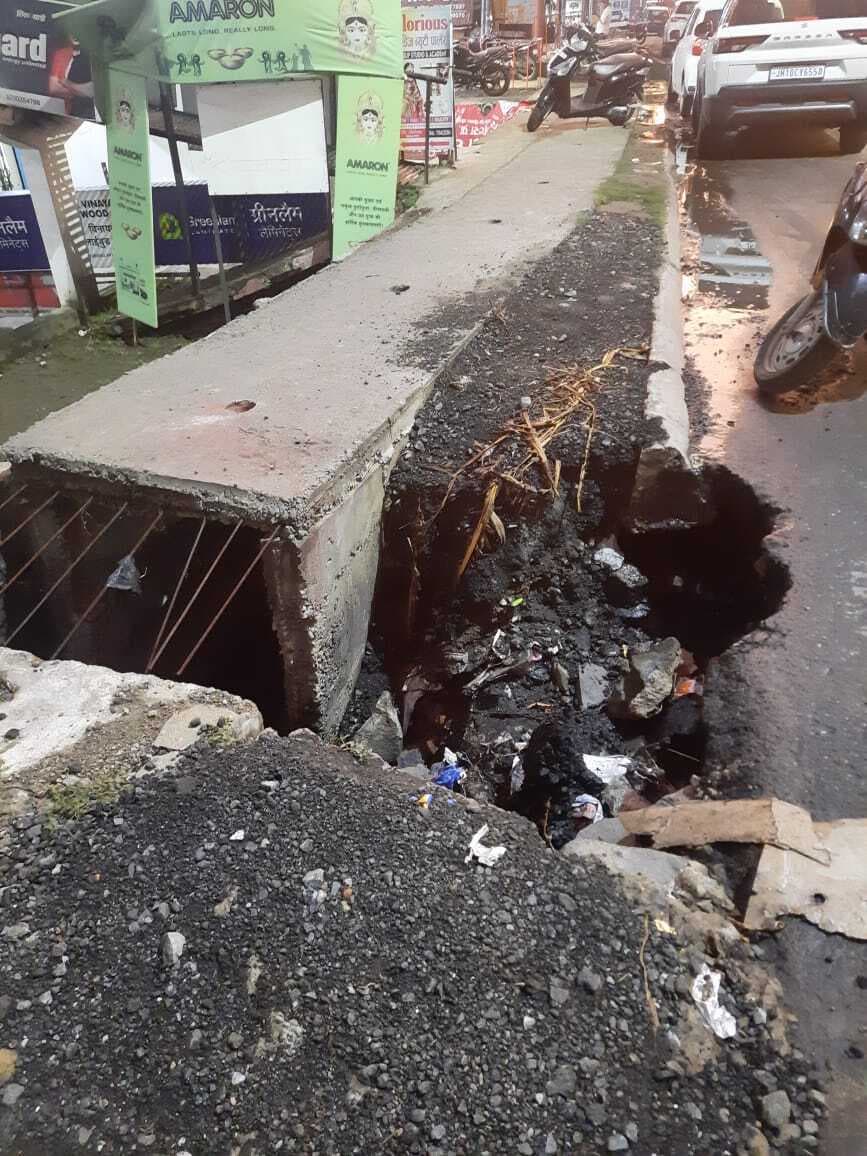 Dhanbad News : गोविंदपुर में अधुरे जीटी रोड चौड़ीकरण कार्य ने बारिश में बढ़ायी परेशानी