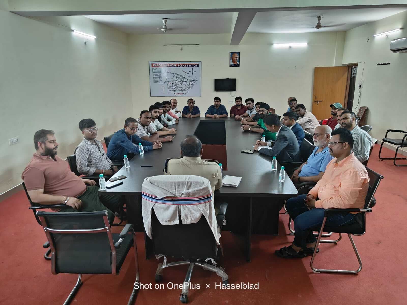 Dhanbad News : बैंकमोड़ थानेदार बोले- अभिभावकों की अनुमति के बगैर नाबालिगों काे कमरा देने पर होगी कार्रवाई