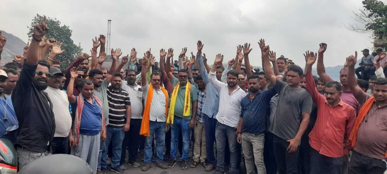 Dhanbad News: आउटसोर्सिंग कंपनी ने 196 मजदूरों की छंटनी का चिपकाया नोटिस, विरोध में मजदूरों ने काम ठप कराया