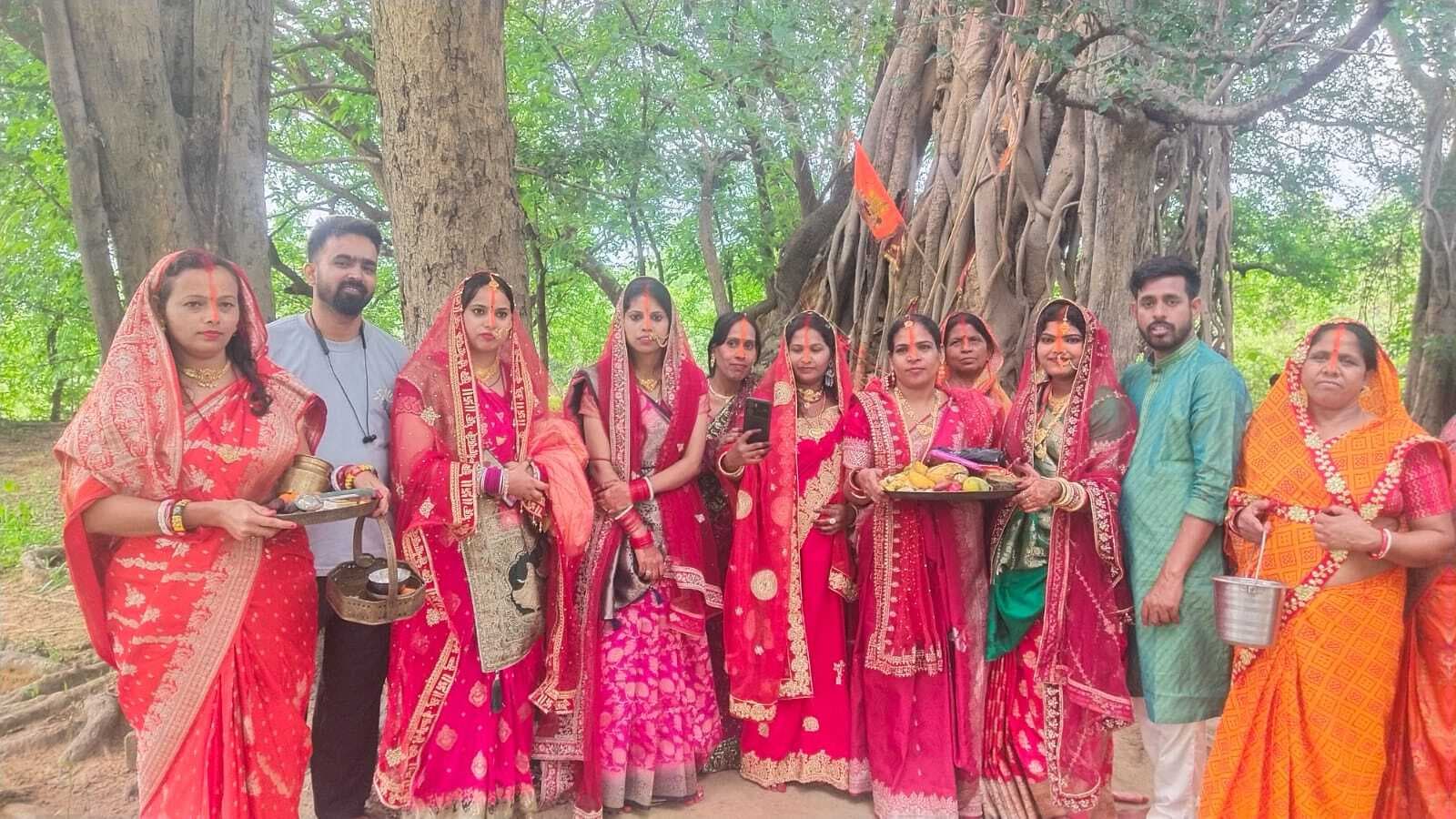 Dhanbad News: सुहागिनों ने वट वृक्ष की पूजा कर पति के दीर्घायु का मांगा वरदान