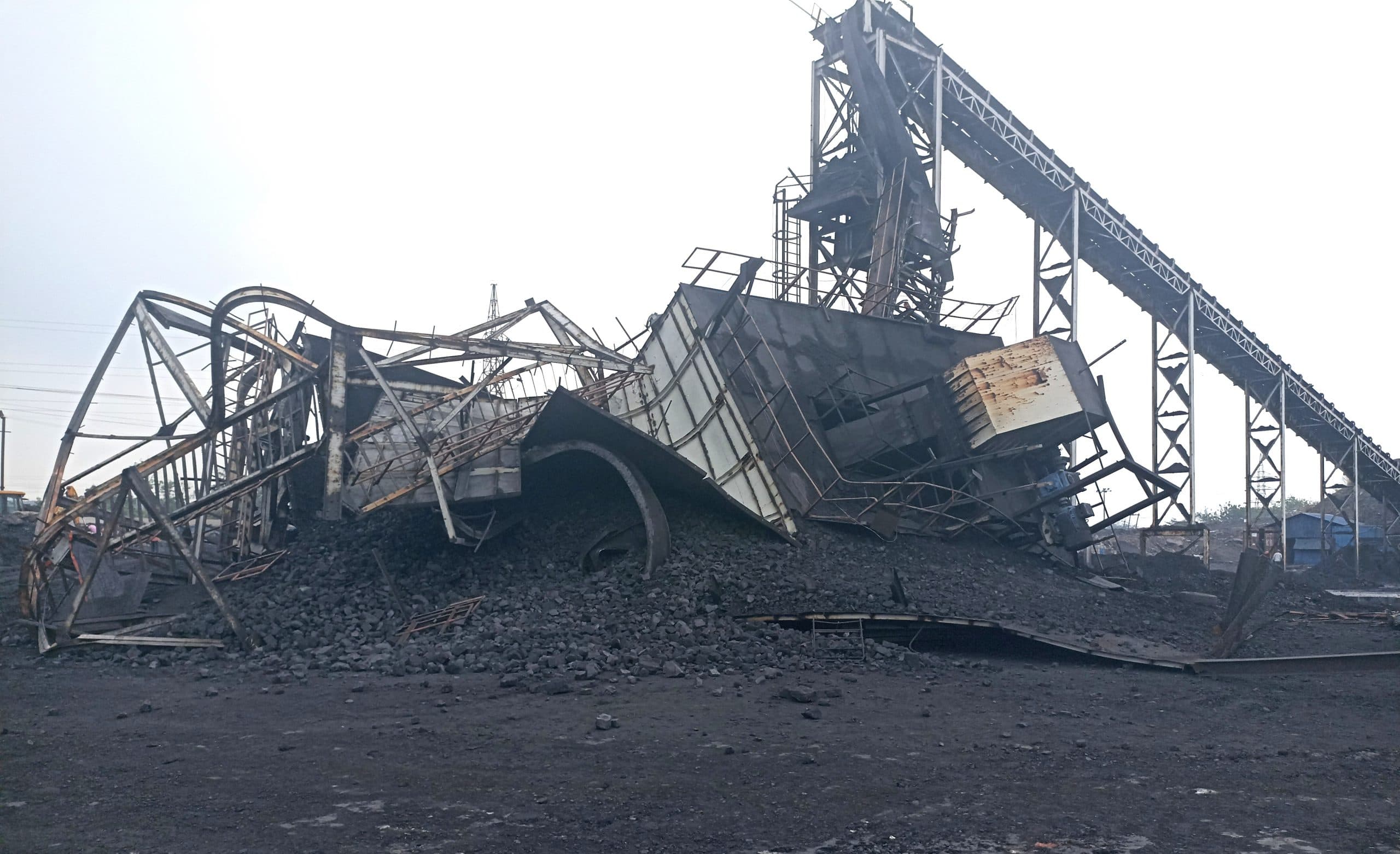 Dhanbad News: अंबे माइनिंग : सीएचपी के जर्जर हॉपर को किया गया डिसमेंटल