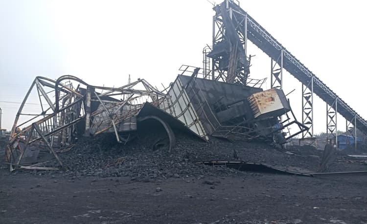 Dhanbad News: अंबे माइनिंग : सीएचपी के जर्जर हॉपर को किया गया डिसमेंटल
