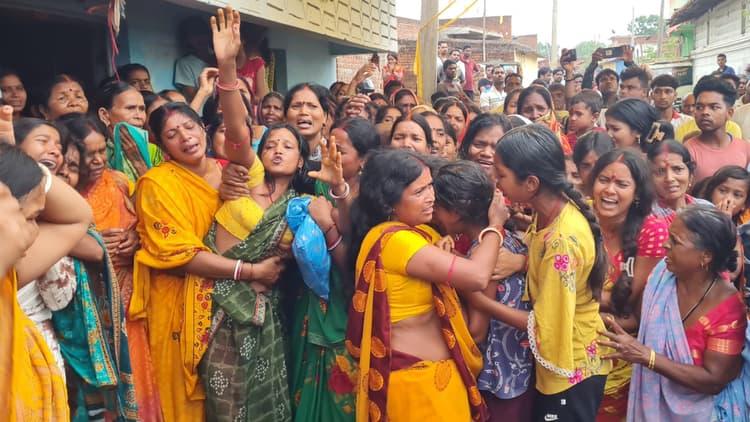 Dhanbad News: दो युवा दोस्तों की एक साथ उठी अर्थी, रो पड़ा बरवाडीह